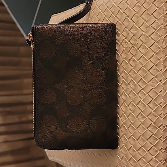 Coach - Picture 2 of 5